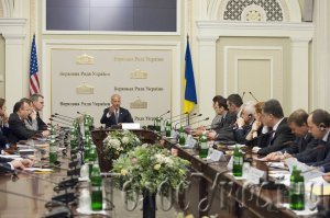 Ахахаха ты в сказке что ли живешь? С каких это пор амеры разрешения спрашивают и ждут пока их позовут???  Они за 15 лет во все высшие органы власти своих прихвостней понасовали. Опыт Афгана, Ирака, Сирии и Ливии их научил, что тупо на танках в страну лучше не заезжать, а делать все руками местных. Или хочешь сказать что Порошенко, Яценюк, Аваков и прочие не проамериканские? Ну ну и флаги американские на госзданиях в Киеве чисто для красоты висят, и советники амерские в Раде и Кабмине от нечего делать постоянно тусуют. Если ты думаешь что Украиной управляет Порошенко то тут впринципе говорить неочем.