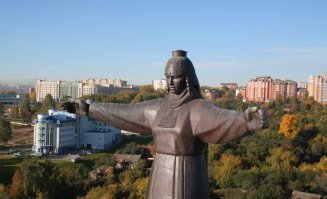 У нас в городе Чебоксары поставили памятник "Мать покровительница" с лицом бывшего президента Чувашии Федорова Н.В.  Так что ничего необычного в этом нет... Но неприятно немного...