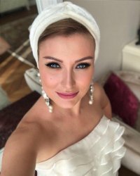 На жонку Трампову смахивает, ну или старается смахивать....