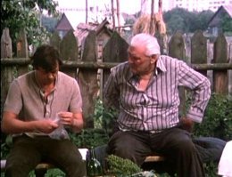 -Ну, как, не кусает? Так у тебя кожа, как у слона, тут и змея не прокусит. 
-А ты разозли ее. 
-А ну кусайся!