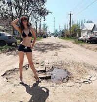 Дамочка просто супер, ножки обалденные...только из-за этой фотки и листал пост...