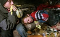 Вот таких называют "дети без детства",  а того пацана смело можно назвать вундеркиндом, а потом возможно и гением.