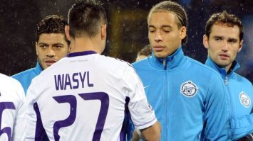 Ну начнём зарабатывать минусы. В хоккее если тебя сбили, время остановлено и тебя тянут отдыхать, а наказание 2мин или пять( с кровью)как ты не валяйся. В футболе после рывка когда тебе врезали по ногам, если встал через боль, то игра продолжается, но без тебя (уставший и с больной ногой) вот и корчатся- отдыхают. Не задумывались кто главный "симулянт"? быстрый или техничный нап. догнать отнять не могут, вот и лупят по ногам. А симулируют и падают как подкошенные, когда им пихнут втихаря а судья уши завесил и ворон считает, вот и обращают на себя внимания.
  А как Вам такое? Василевски после лечения снова стал играть и пожал руку Витселю.