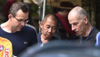 Спасатели из Англии, которые нашли детей: Джон Волантен и Ричард Стэнтон возле входа в пещеры Тхам-Луанг-Нанг-Нон в Таиланде, 3 июля 2018 года. 
Волантен и Стэнтон вместе состоят в волонтерской команде Южного и Среднего Уэльса по спасению из пещер. Они совершили ряд совместных погружений и разработали усовершенствованную модель ребризера, позволяющую дайверам дольше находиться под водой. По данным британских СМИ, аквалангисты использовали этот аппарат, когда в 2010 году преодолели расстояние в девять километров в подводной пещере на севере Испании, установив тем самым мировой рекорд.