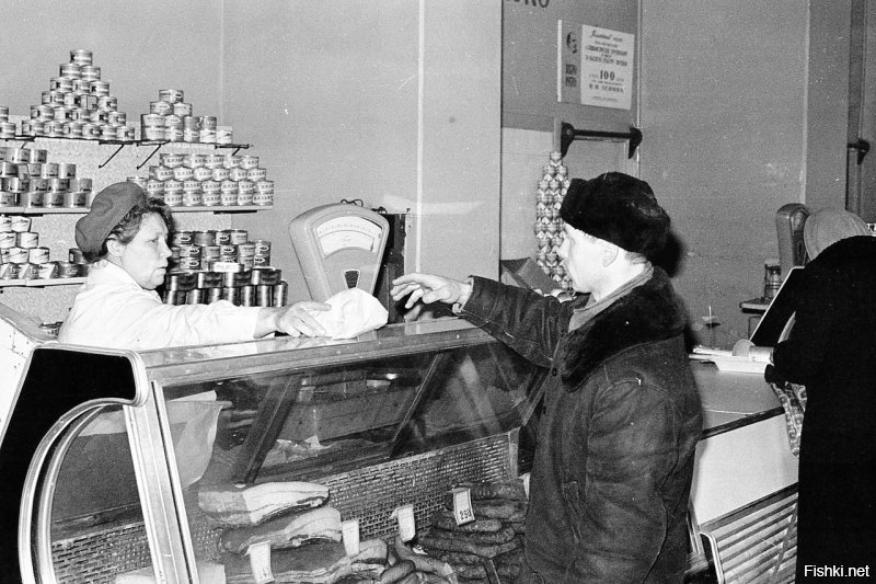 Винтажные фото СССР
1)1920-е. Бакалейное отделение магазина Обьтреста в г. Обдорске
2)1920. Обдорск. Универсальный магазин
3)1934. Вид павильона молочных продуктов на Кузнечном рынке
4)1935. Москва. Человек покупает хлеб без карточек впервые за 12 лет
5)1950-е. В деревенском магазине
6)1950-е. Магазин РайПо
7)1951. Москва, Таганская площадь. Магазин  Продукты 
8)1960-е. Гастроном у Курского вокзала
9)1960-е. Продовольственный магазин. Ленинград.
10)1970-е. Москва