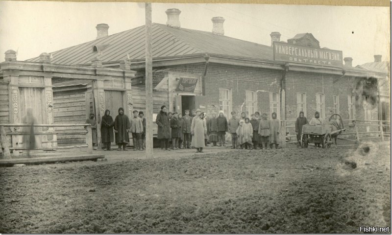Винтажные фото СССР
1)1920-е. Бакалейное отделение магазина Обьтреста в г. Обдорске
2)1920. Обдорск. Универсальный магазин
3)1934. Вид павильона молочных продуктов на Кузнечном рынке
4)1935. Москва. Человек покупает хлеб без карточек впервые за 12 лет
5)1950-е. В деревенском магазине
6)1950-е. Магазин РайПо
7)1951. Москва, Таганская площадь. Магазин  Продукты 
8)1960-е. Гастроном у Курского вокзала
9)1960-е. Продовольственный магазин. Ленинград.
10)1970-е. Москва