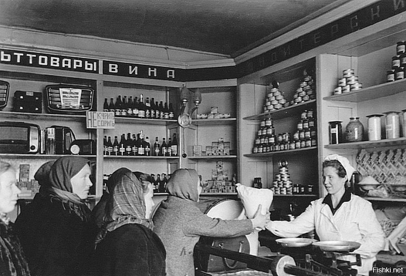 Винтажные фото СССР
1)1920-е. Бакалейное отделение магазина Обьтреста в г. Обдорске
2)1920. Обдорск. Универсальный магазин
3)1934. Вид павильона молочных продуктов на Кузнечном рынке
4)1935. Москва. Человек покупает хлеб без карточек впервые за 12 лет
5)1950-е. В деревенском магазине
6)1950-е. Магазин РайПо
7)1951. Москва, Таганская площадь. Магазин  Продукты 
8)1960-е. Гастроном у Курского вокзала
9)1960-е. Продовольственный магазин. Ленинград.
10)1970-е. Москва