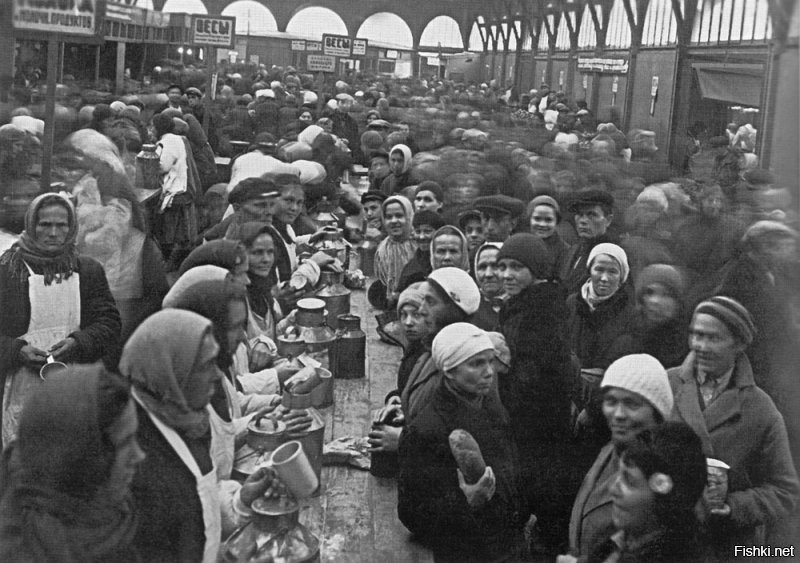 Винтажные фото СССР
1)1920-е. Бакалейное отделение магазина Обьтреста в г. Обдорске
2)1920. Обдорск. Универсальный магазин
3)1934. Вид павильона молочных продуктов на Кузнечном рынке
4)1935. Москва. Человек покупает хлеб без карточек впервые за 12 лет
5)1950-е. В деревенском магазине
6)1950-е. Магазин РайПо
7)1951. Москва, Таганская площадь. Магазин  Продукты 
8)1960-е. Гастроном у Курского вокзала
9)1960-е. Продовольственный магазин. Ленинград.
10)1970-е. Москва
