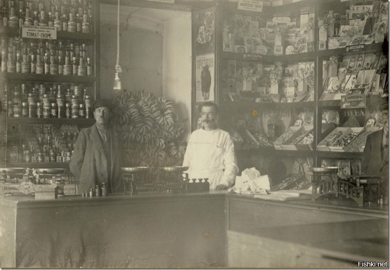 Винтажные фото СССР
1)1920-е. Бакалейное отделение магазина Обьтреста в г. Обдорске
2)1920. Обдорск. Универсальный магазин
3)1934. Вид павильона молочных продуктов на Кузнечном рынке
4)1935. Москва. Человек покупает хлеб без карточек впервые за 12 лет
5)1950-е. В деревенском магазине
6)1950-е. Магазин РайПо
7)1951. Москва, Таганская площадь. Магазин  Продукты 
8)1960-е. Гастроном у Курского вокзала
9)1960-е. Продовольственный магазин. Ленинград.
10)1970-е. Москва