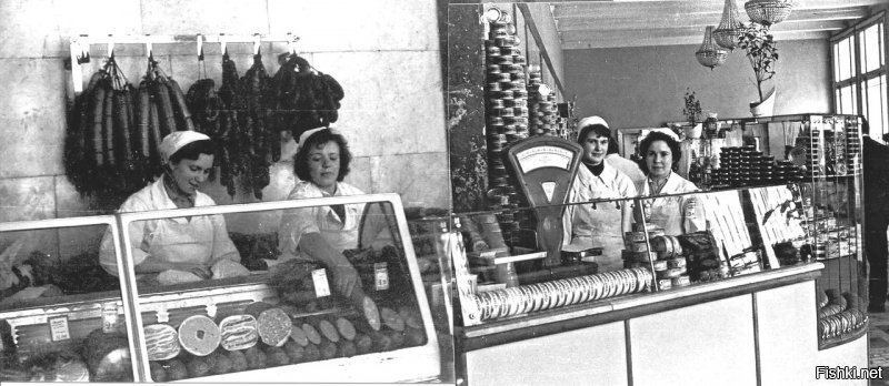 Винтажные фото СССР
1)1920-е. Бакалейное отделение магазина Обьтреста в г. Обдорске
2)1920. Обдорск. Универсальный магазин
3)1934. Вид павильона молочных продуктов на Кузнечном рынке
4)1935. Москва. Человек покупает хлеб без карточек впервые за 12 лет
5)1950-е. В деревенском магазине
6)1950-е. Магазин РайПо
7)1951. Москва, Таганская площадь. Магазин  Продукты 
8)1960-е. Гастроном у Курского вокзала
9)1960-е. Продовольственный магазин. Ленинград.
10)1970-е. Москва