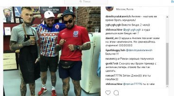 Никакого отношения это быдло не имеет к английским фанатам. Тип в красной футболке Леонид Старый, уроженец г.Дубно, Ровенской области Украины. УКРАИНЫ ! Теперь всем понятно зачем они мужчину посадили в урну, типа люстрация. Работает тату мастером и вроде даже в Москве. Москвичи, передайте там ему привет.
Страничку в ВК он уже удалил. Есть еще в инста, но он там фотки подчистил, где он в красной футболке. Попался в ней же на страничке друзей.