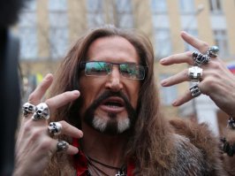 А чё, эта мразь ещё не сдохла - что-то давно его не видно было!