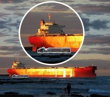 Конечно, размеры севшего в июле 2007-го года на мель Pasha Bulker даже на приведённой фотографии понятны, но реальное соотношение значительно эпичнее.
Если учесть, что высота дома не превышает 5-ти метров (не более 3-х ростов людей, стоящих рядом с домом), а длина балкера 226 метров, то понятно, что высота дома составляет приблизительно 40-ю часть длины сухогруза.
Реальное соотношение выглядит примерно вот так