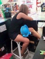 Когда увидел ЭТО

Два мужика сидят в ресторане, за соседним столиком сидит цыганка. Идет спор. 
-трусы
-да не трусы а волосы
Спопят мужики, заглядывая между ног цыганке, далеко, не видно, решили позвать официанта.
-слушай, друг подойди невзначай к цыганке, урони вилку, загляни между ног, что у нее там трусы или волосы. 
Официант через минуту возвращается с ошалелыми глазами. 
- сужики вы не поверите ЭТО мухи там налетели.