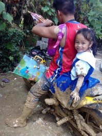 Девчуля в шоке...вся такая чистенькая была, аккуратно одетая...и папа такой кроссмен-спортсмэн мля...