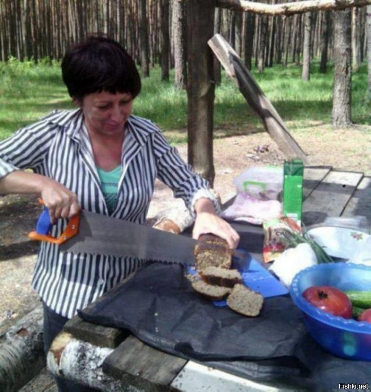 Просто какой то чудак на букву "М" пройепал взять с собой на пикник нож, вот и приходится играть в "окуевшие ручки"