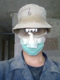 Когда были пыльные работы, делал вот так вот: заклеился, выдох через нос. Очки перестали потеть=)
