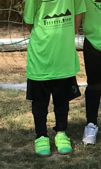 Общеобразовательными заведениями занимаются город и общины, в разном соотношении вклада. 
У многих садиков будет название типа, детский сад св. Луи, Матильды, Патрика и тд. 
Даже если в общепринятом названии, например как в нашем, этого нет, то в полном официальном зачастую есть (видно на фото)
Скрин с вчерашнего турнира между садиками нашей земли, так же организованного при поддержке общин. Они часто организовывают различные мероприятия, особенно связанные с религиозными праздниками, типа Рождества, Пасхи, Латерненфест. 
Основное деление это католики и евангелики, сад, у нас например евангелический, а в школу идём католико-евангелическую. Католикам и евангелием там идёт первое право очереди. 
Община своего рода опекун, если так можно выразится. Через неделю у них выпускной в саду, так же за счёт города и общины, они идут в поход с ночевкой, грилем и тд. 
Народ тут достаточно разнонациональный. Они предоставляют помощь в интеграции, а так же переодически проводят беседы (лекции по желанию) например по вопросам проблем в воспитании детей. 
В этом году была в садике трагедия, один мальчик умер во время операции. И приходили пастыри, работали с детьми, объясняя им что такое смерть на их детском языке и почему их друг больше с ними не играет. 
Вообщем принимают непосредственное участие. 
Я сама атеистка, изначально, когда узнала про все это, была не в восторге, потому что не хочу чтоб моему ребёнку голову забивали и программировали. Но все оказалось достаточно лояльно, нет культа поклонения, никто не читаем им библию или что-то в этом роде. 
Есть отдельные группы людей, баптисты, вот это те ещё фанатики. Но они сами по себе в своей песочнице.