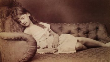Льюис Кэрролл  Lewis Carroll
Имя при рождении  Чарльз Лютвидж Доджсон Charles Lutwidge Dodgson
Псевдонимы	Lewis Carroll
Дата рождения	27 января 1832[1][2][ ]  	14 января 1898[1][2][ ] (65 лет)
	
писатель, математик, логик, философ и фотограф
------------------------------------------------------------
Не любил  женщин,  по сути  Алиса Лидл  была  единственной  с кем он  общался из женщин  вообще.  Мог бы на  ней  женится, даже без её согласия, в прочем она наверняка бы согласилась, но по  ходу ему самому такое  и в  голову  не приходило.   Алису  он любил несомненно при этом.
 Знаменитый математик, широко известен в узких кругах. Его  работы  были  одним  из  зёрен  потом проросших в  теорию вычислительной  техники, филосов - часть его работ  стала основой  на которой   вырос и  фашизм.  Напитал многие современные идеи.
 Не в прямую,  но без него всё  было бы  точно  по другому. Не факт что лучше.

Фотограф - его  работы  в учебниках  для профессиональных фотографов
Вписал  навсегда своё имя в историю фото  дела.  Кстати первым стал  фоткать  детей именно  с точки  зрения  эстетической красоты. Точнее  Алису.  До того  дети ( во всяком случае у фотографов ) считались личинками взрослых и  своей красотой  как бы не обладавших  в принципе.
 Ну утрирую - профи  бы  сказали что я  не прав. Но суть примерно такая.

А вот  как писатель он  создал совсем не много, и вообще публиковаться не хотел.  Его  книжка  создана  для  Алисы и  его самого. Только  для  этих двоих  и  никого  больше в мире.
В прочем  до выхода  книга была сильно изменена  от оригинала. 
-

 Математики  находят в  книге специфический юмор  и идеи математиков, историки - политический сарказм  того времени, писатели  Британофилы - всю  глубину Британской  культуры, а философы  прокопали  " планету Алису" насквозь и  ушли  в своих   типа пониманиях в стратосферу на обратной стороне. Сколько  накопали  там  уму  не постижимо.

 В прочем  Доджсон  был несомненным гением своего времени. 
Он  занял  свой собственный пьедестал (  даже  3  по сути ) и потеснить его  из  этой  ниши  пока не смог никто. Да и уже вряд-ли сможет - уникальное  сочетание   талантов  и  незаурядного ума с  на редкость сложным  характером.
