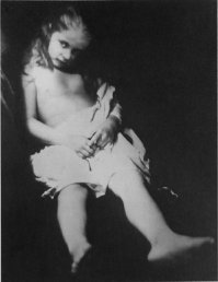 Льюис Кэрролл  Lewis Carroll
Имя при рождении  Чарльз Лютвидж Доджсон Charles Lutwidge Dodgson
Псевдонимы	Lewis Carroll
Дата рождения	27 января 1832[1][2][ ]  	14 января 1898[1][2][ ] (65 лет)
	
писатель, математик, логик, философ и фотограф
------------------------------------------------------------
Не любил  женщин,  по сути  Алиса Лидл  была  единственной  с кем он  общался из женщин  вообще.  Мог бы на  ней  женится, даже без её согласия, в прочем она наверняка бы согласилась, но по  ходу ему самому такое  и в  голову  не приходило.   Алису  он любил несомненно при этом.
 Знаменитый математик, широко известен в узких кругах. Его  работы  были  одним  из  зёрен  потом проросших в  теорию вычислительной  техники, филосов - часть его работ  стала основой  на которой   вырос и  фашизм.  Напитал многие современные идеи.
 Не в прямую,  но без него всё  было бы  точно  по другому. Не факт что лучше.

Фотограф - его  работы  в учебниках  для профессиональных фотографов
Вписал  навсегда своё имя в историю фото  дела.  Кстати первым стал  фоткать  детей именно  с точки  зрения  эстетической красоты. Точнее  Алису.  До того  дети ( во всяком случае у фотографов ) считались личинками взрослых и  своей красотой  как бы не обладавших  в принципе.
 Ну утрирую - профи  бы  сказали что я  не прав. Но суть примерно такая.

А вот  как писатель он  создал совсем не много, и вообще публиковаться не хотел.  Его  книжка  создана  для  Алисы и  его самого. Только  для  этих двоих  и  никого  больше в мире.
В прочем  до выхода  книга была сильно изменена  от оригинала. 
-

 Математики  находят в  книге специфический юмор  и идеи математиков, историки - политический сарказм  того времени, писатели  Британофилы - всю  глубину Британской  культуры, а философы  прокопали  " планету Алису" насквозь и  ушли  в своих   типа пониманиях в стратосферу на обратной стороне. Сколько  накопали  там  уму  не постижимо.

 В прочем  Доджсон  был несомненным гением своего времени. 
Он  занял  свой собственный пьедестал (  даже  3  по сути ) и потеснить его  из  этой  ниши  пока не смог никто. Да и уже вряд-ли сможет - уникальное  сочетание   талантов  и  незаурядного ума с  на редкость сложным  характером.
