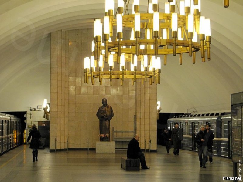 На Чёрной речке, в конце вестибюля памятник Пушкину.