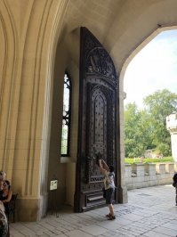 через такие ворота наверное на слонах въезжали