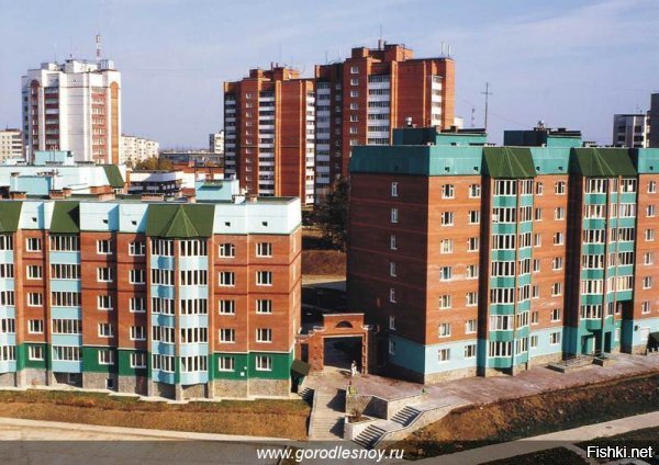 Вы правы. Выкладываю несколько фото покосившихся бараков:









И храм, кстати, у нас тоже есть...