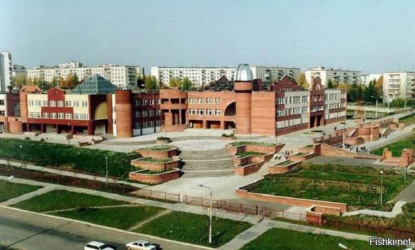 смените поселок на город без достаточной деловой активности или мертвым градообразующим предприятием(или единственным безальтернативным). Что видят и что имеют, чем живут и что чувствуют люди в таком? 

Источник:  © Fishki.net

Город с единственным безальтернативным градообразующим предприятием:

Одна из наших школ:



Без комментариев:



Убогие, унылые дома:



Музыкальная школа:







Грязные, замусоренные улицы с ободранными и ржавыми автобусами:



Наши дети. Сколько боли в их глазах от безнадёжности и отсутствия перспектив...



Вот так и живём за МКАДОМ, угасая и не развиваясь...