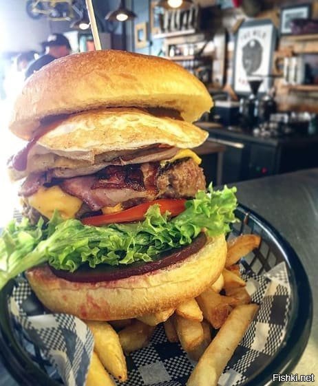 Прошу совета. Каким образом едят такие бургеры? Прошу серьезно отнестись к вопросу, как его правильно есть.