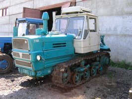 В описании так и написано,  Т-150 на гусеницах, а Т-150К - колёсный, состоящий из двух полурам.