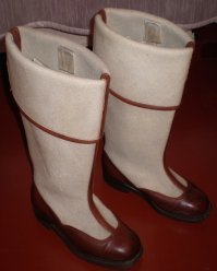 Не знаю где это у вас были бурки с молнией, но:
Бурки   разновидность тёплых сапог для холодного климата. Высота бурок до колена, голенище неразрезное, шнурки или другие застёжки отсутствуют. В верхней части голенища бурок может быть кожаный ремень с пряжкой (затягивается вокруг голени).