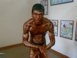 весь тестостерон уходит в мышцы, на стояк не хватит.. :)
не 18 лет же.. :)