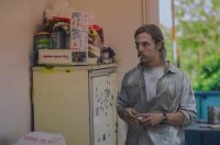 Тут явно что-то не так:

Рулон туалетной бумаги больше головы, да и бумага украинская.