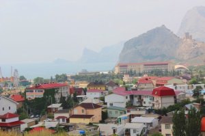 Да,вид на море просто замечательный, особенно с учетом того, что до моря идти всего пару км :) И это явно с крыши, а на самом деле вид будет на соседний забор :)
