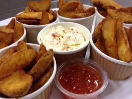 Живу в Австралии больше 10 лет.
Веджемайт - говно!
Главное картофельное блюдо - Wedges со сметаной и кисло-сладким соусом (как на картинке). Еще есть вариант драников - hash browns.
Дим-сим - блюдо китайской кухни. Сэндвич с сосиской, луком и кетчупом действительно очень часто можно встретить, но в основном на каких-нибудь community events.
Колбасу в Австралии едят только на завтраках в гостиницах. Ни разу не видел, чтобы кто-нибудь её покупал в супермаркете.