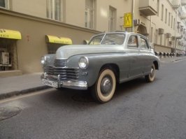 Стоит в зоне запрета остановки/стоянки. Непорядок..