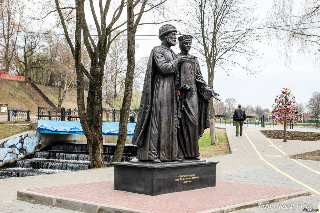 Сергиев посад памятник петру и февронии. Памятник Петру и Февронии в Сергиевом Посаде. Памятник Петру и Февронии в городе Сергиев Посаде. Памятник Петра и Февронии Чергеев Посад. Сквер Петра и Февронии, Сергиев Посад.