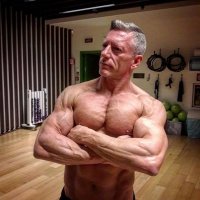 И кожа на груди вся в угрях. Или это подростковое....само пройдет со временем.