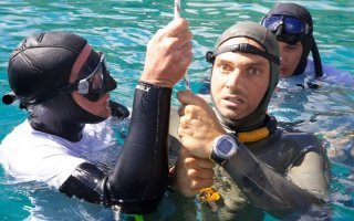 Никакая проверка своего организма на прочность не проходит бесследно. Как возможный сценарий, у фридайверов может наблюдаться кашель с кровью или гемморагический отек легких, что может закончиться весьма плачевно, как в случае Николаса Меволи, потерявшего сознание и не вернувшегося в него спустя 30 секунд после подъема с 72- метровой глубины.