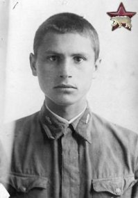 Фото только не настоящее, он погиб задолго до награждения его  Звездой Героя. Так что хоть читайте, что копируете чужое!

Вот 2 фото более реальное (~1940года и 1943года):