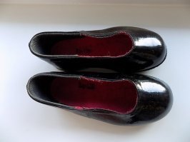 Прочитав сей пост, читатель должен проникнуться духом совка и возгордится, что эпохальные вещи того времени до сих пор востребованы во всем мире, при чем (как там было сказано?) "и другие флагманы мужской моды"... Да еще за баснословные бабосы. В СССР это стоило 0,3$, а за бугром 3450$. 
Блин. Ну не смешите мои галоши.

Как это можно сравнивать?
Это как сказать, что в СССР были автомобили. Подобные 4х-колесные транспортные средства от Ломбаржини и Бугати стоят миллионы долларов.