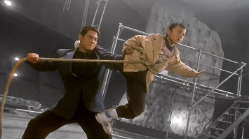 Публика в шоке от отца, взявшего маленького сына на забег с быками