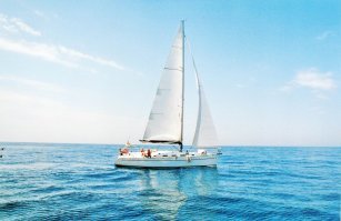 Вот настоящая яхта а не эта хрень Абрамовича. И по реке,по озеру и по морям ,океанам. Разве эти пароходы пройдут по реке с форватером 2 м. Нет