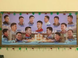 Поздравляю всех.
Ещё одну свободу выбора убирают.
Радостно стоим и хлопаем.
Если кто не понял, это разрешённые причёски в северной корее
