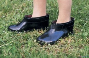 Забыли летние деревенские тапочки.