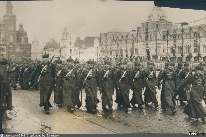 Вах! Когда ваш Гитлер еще корябал рисунки и мечтал стать художником, на Красной площади уже шли парады!