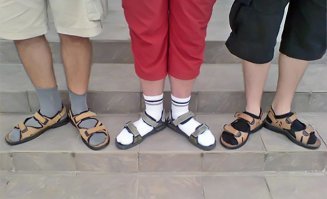 "Ох, уж эти пресловутые сандалии с носками! Не высмеял их разве ленивый..." Вообще то пресловутые не носки и сандалии, а носки и сандалии, и длинные шорты. Вот это трэш