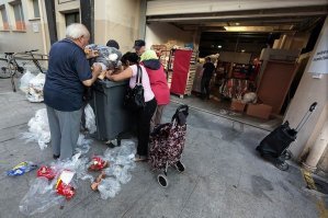 А пенсионеры из мусорок питаются ?: Это их свободоизъявление наверное ? Не-то, что в тоталитарной России да ??   Тоэже не нашел и пропанганда Кремля ?