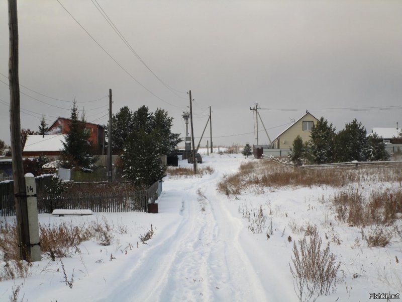 И нищие деревни в глубинке Сибири,  в 5000 км. от столицы - справа моя дача, слева пенсионеры живут. Зимой в квартиру возвращаются.   Нищета, да и только.  И это не скворечники,  с 10 см минваты, а капитальные дома. в которых в -40 тепло.