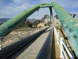 Мост через канал вблизи.